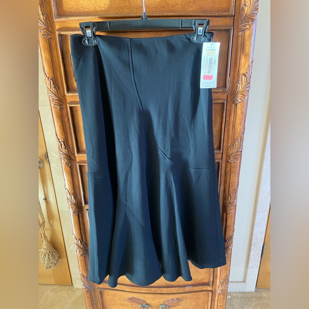 Women’s black skirt Peter Nygard size 8 Polyester New with tags.